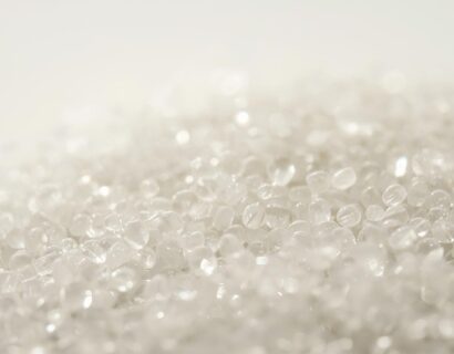 Poliolefin i etykiety shrink sleeve – przewodnik po nowoczesnych materiałach i technologii etykietowania